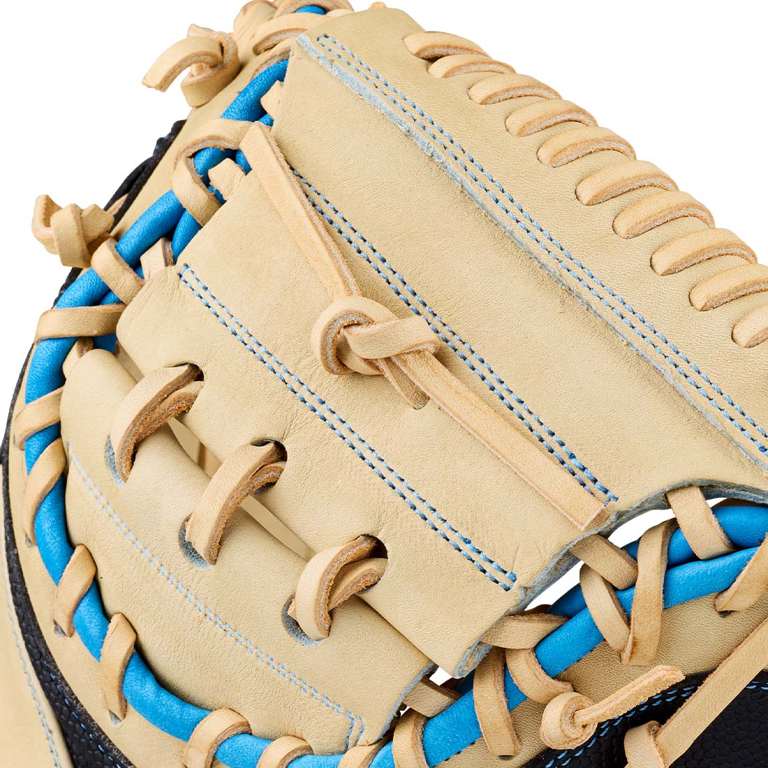 Wilson A2000 M23SS Half Moon Web catcher’s mitt close up