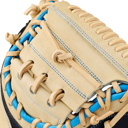 Wilson A2000 M23SS Half Moon Web catcher’s mitt close up